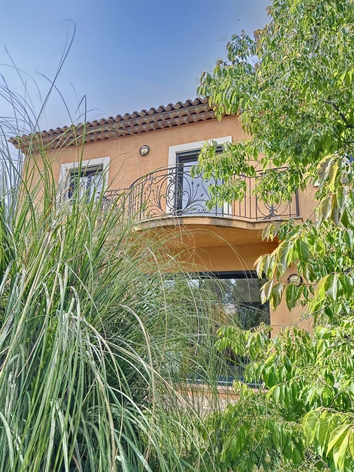 Provencal bastide and independent apartment, pool