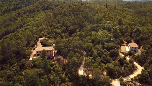 Set van twee villa's op een perceel van 2,4 uur met panoramisch uitzicht