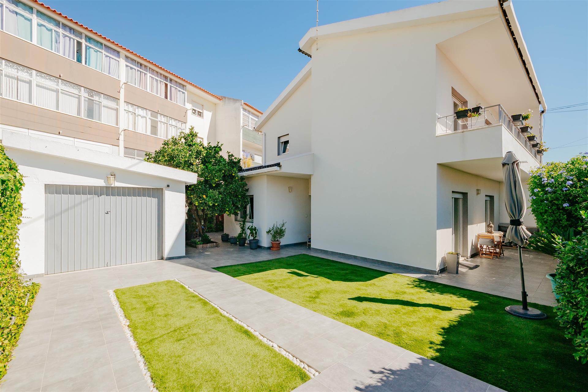 Elegant 4-bedroom villa with garden in Parede - Comfort and modernity in one space