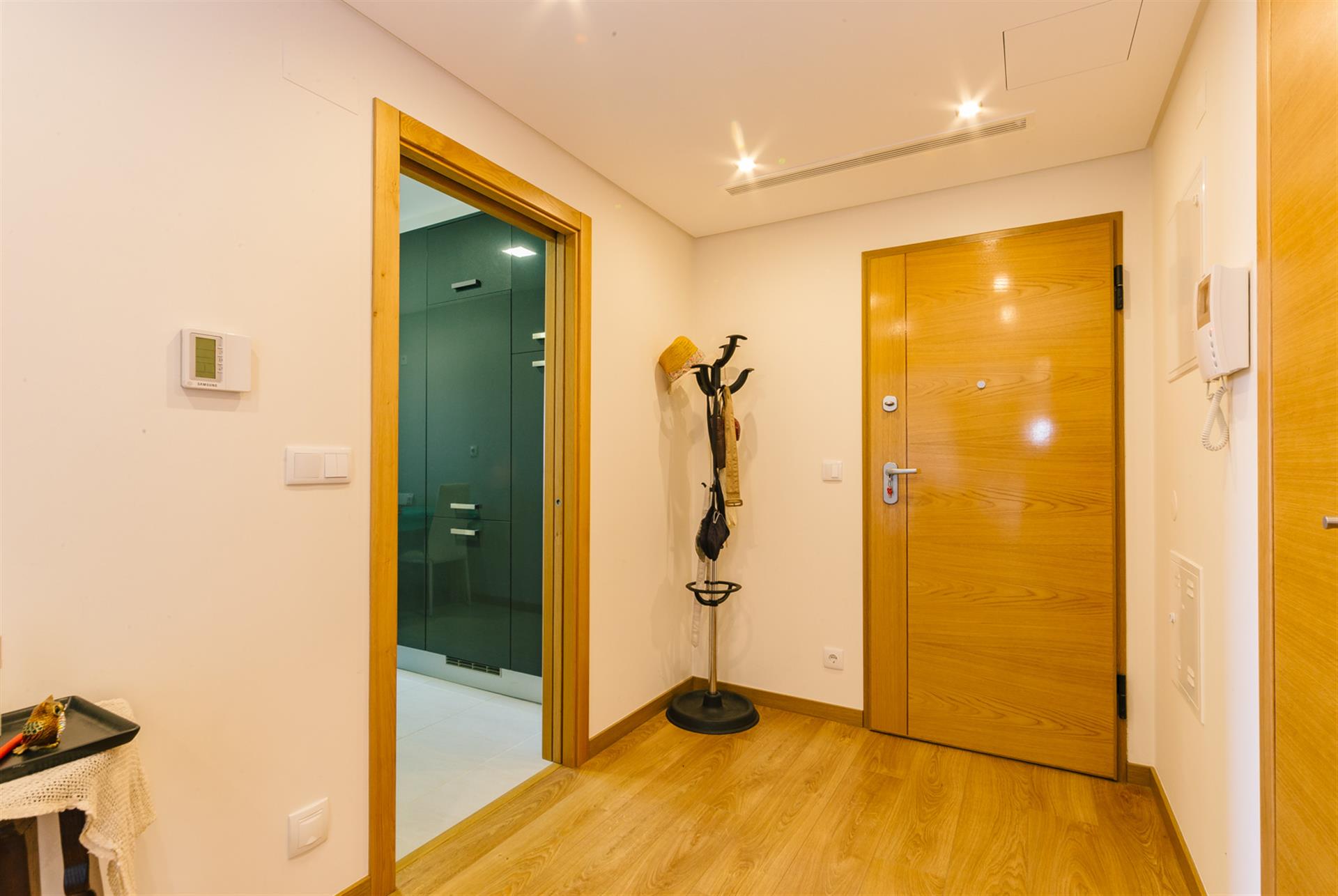 2 bedroom apartment in Estoril - comfort, space and open views 