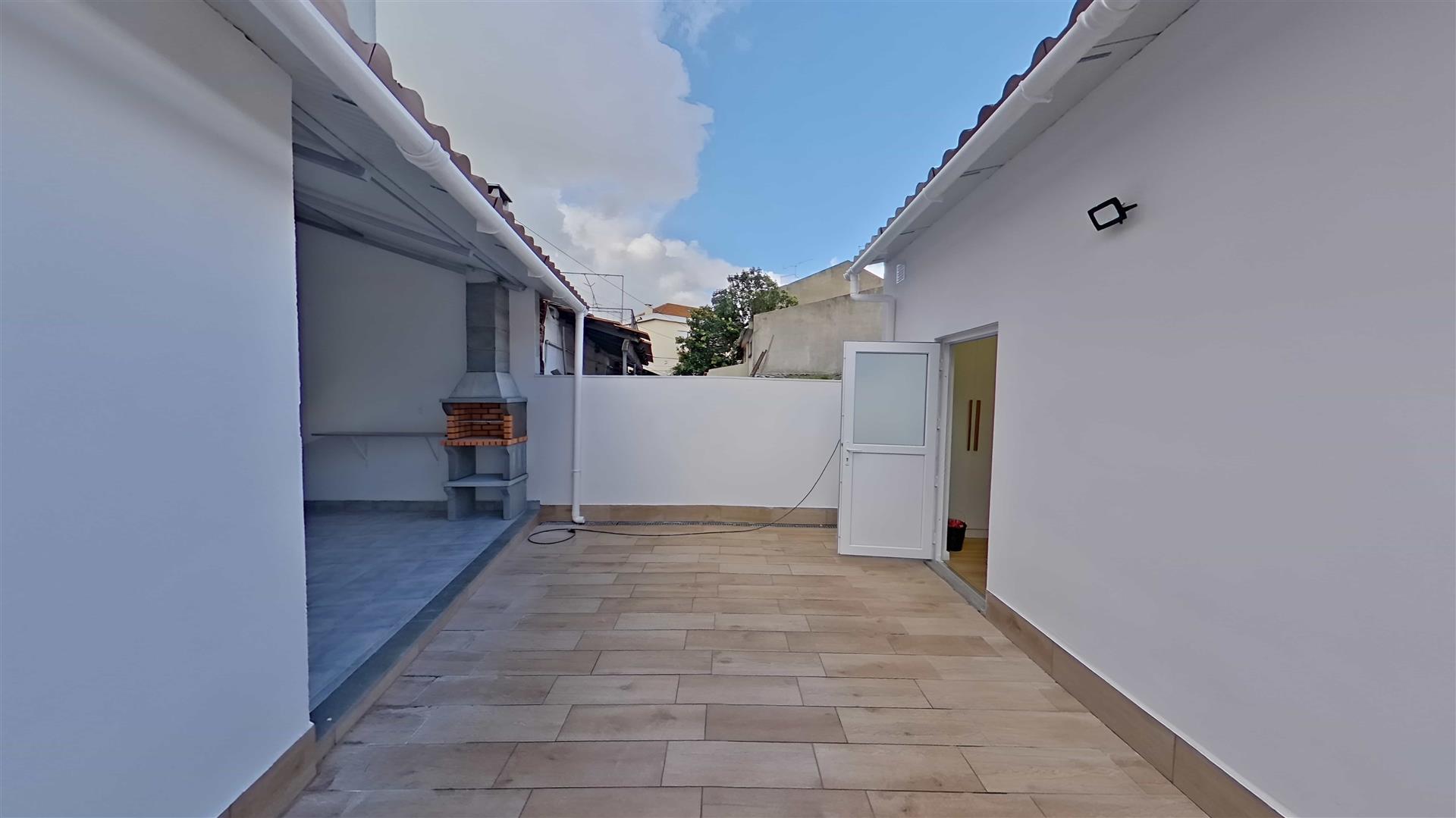 Refurbished 2+1 bedroom villa with patio and annex