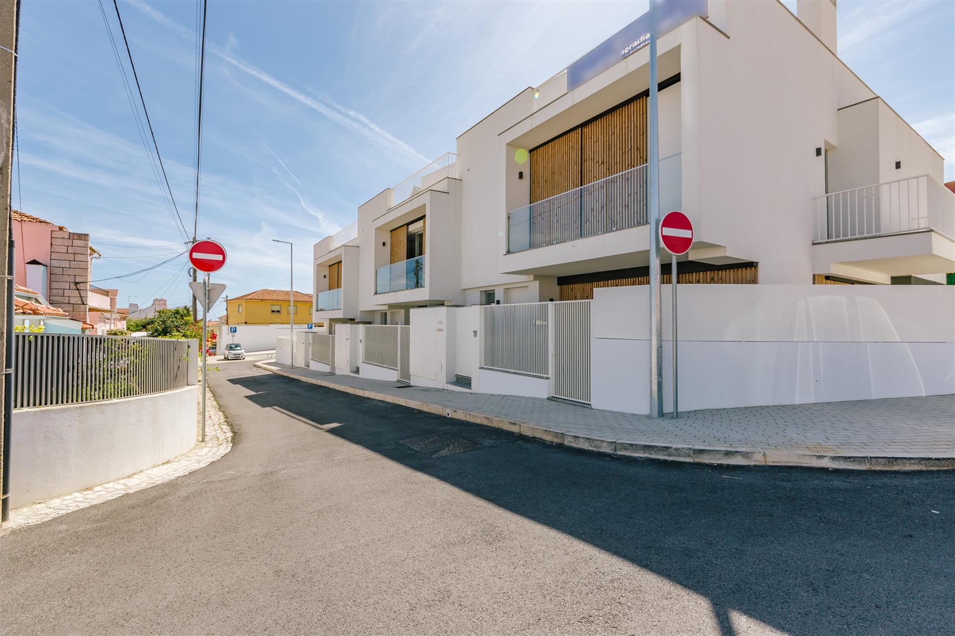 Live in Style in Cascais, Parede: 3+1 Bedroom Villa 