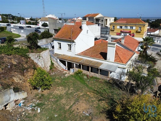 Home / Villa with 7 Rooms in Setúbal with 176,00 m²
