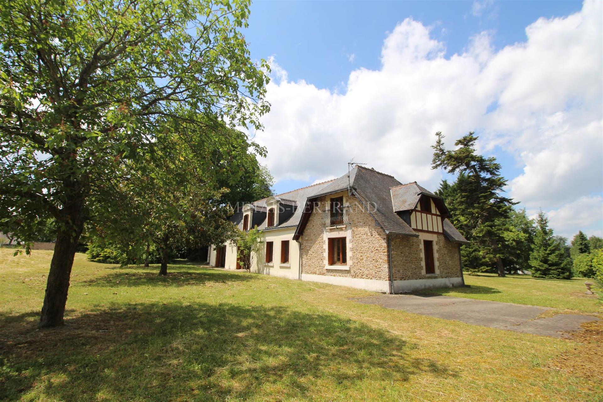 Touraine,  bords de Loire,   à 20 kms de Tours, dans une ville tous commerces  avec gare Sncf.  Prop