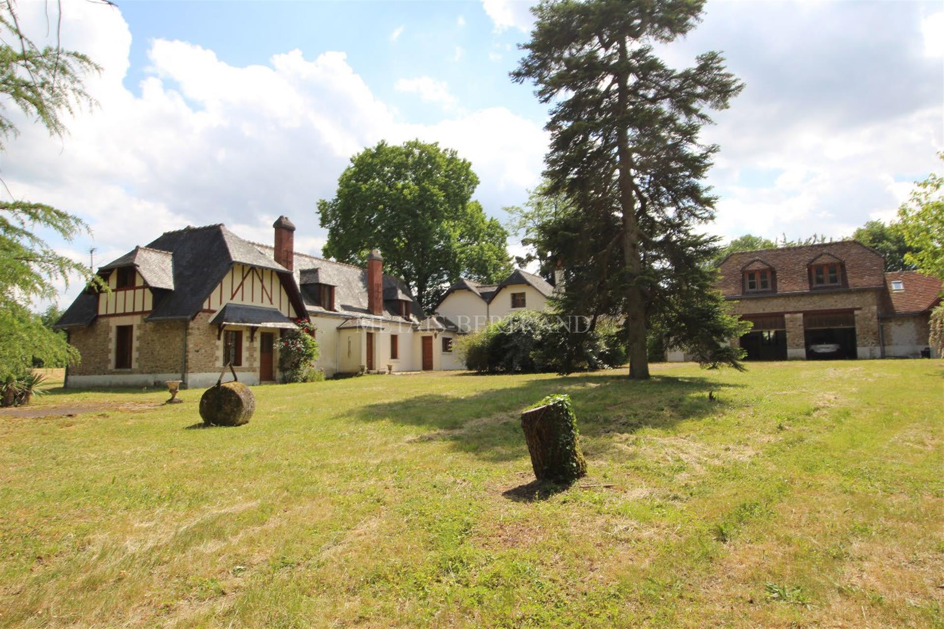 Touraine,  bords de Loire,   à 20 kms de Tours, dans une ville tous commerces  avec gare Sncf.  Prop