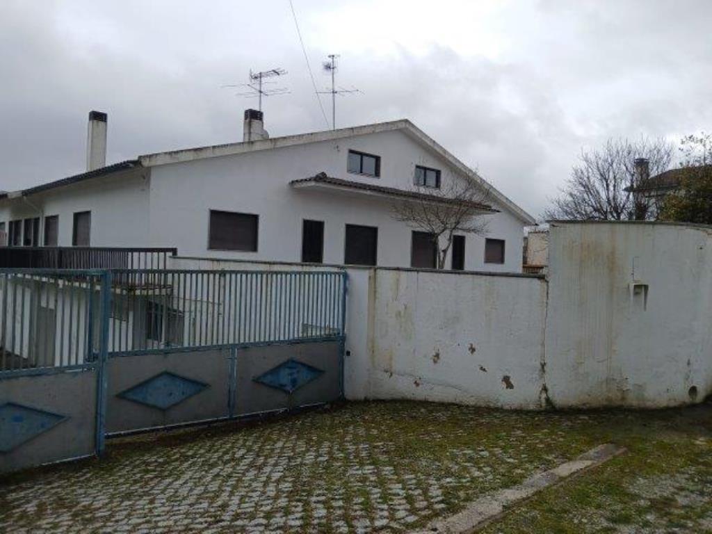 Three-Story House with Warehouse in Mangualde – Investment Opportunity