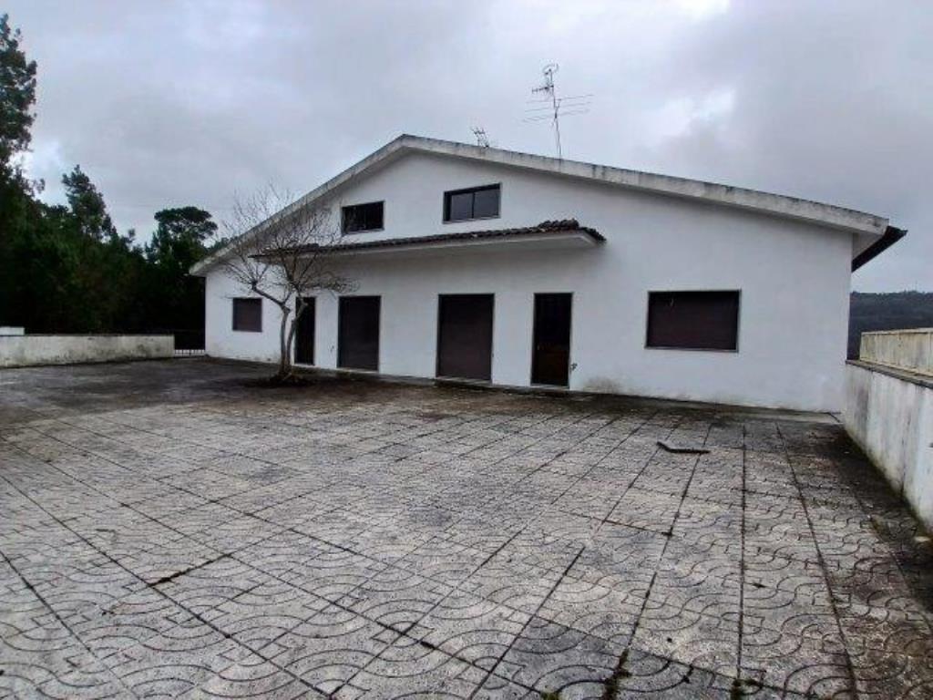 Three-Story House with Warehouse in Mangualde – Investment Opportunity