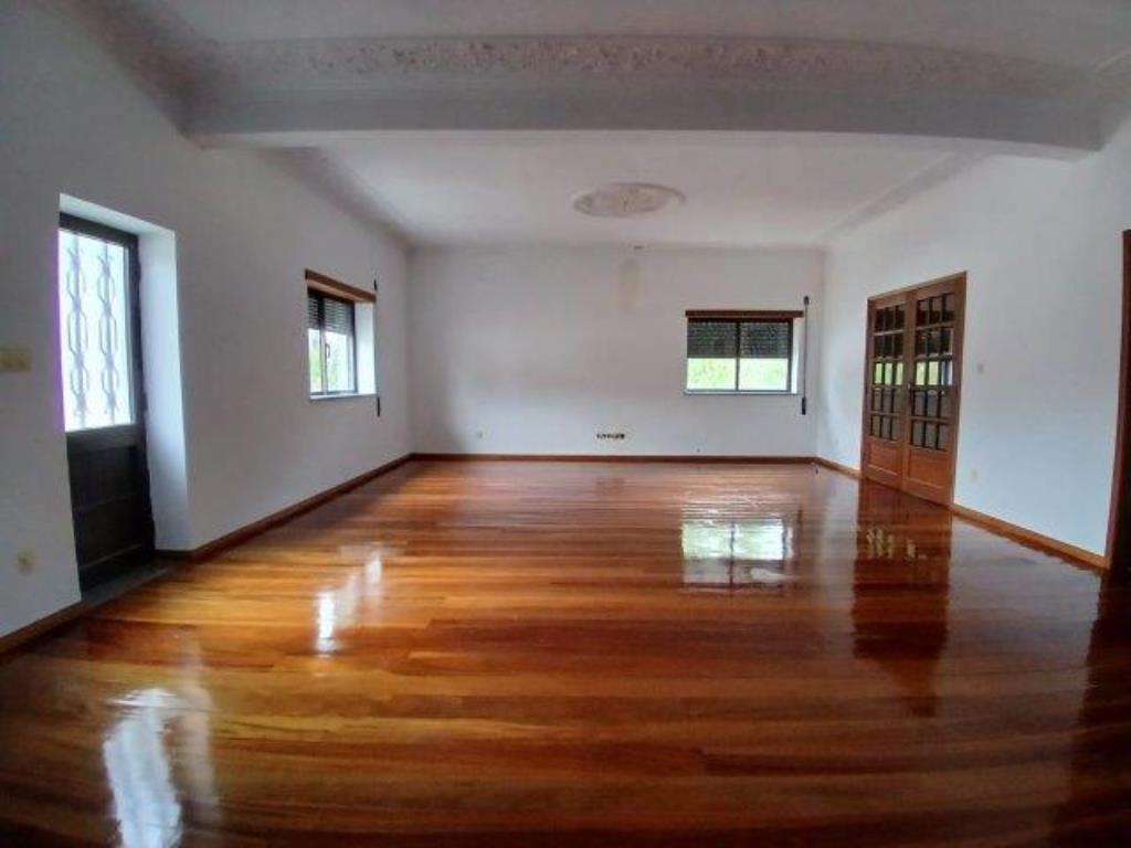 Three-Story House with Warehouse in Mangualde – Investment Opportunity