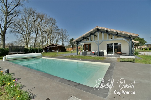 Magnificent single-storey house of 175 m² on approximately 3000 m² of flat and fenced land.