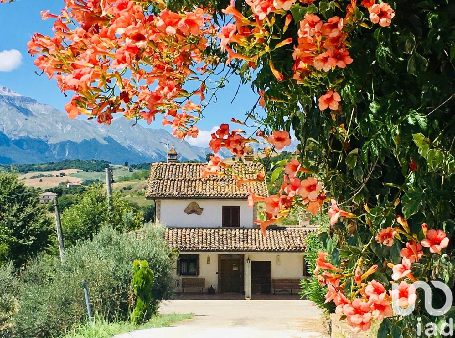 Sale Detached house / Villa 313 m² - 2 bedrooms - Castiglione Messer Raimondo