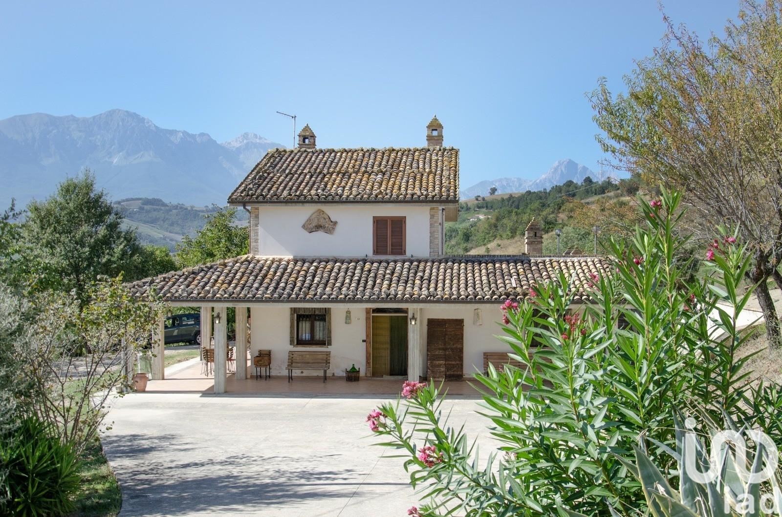Sale Detached house / Villa 313 m² - 2 bedrooms - Castiglione Messer Raimondo