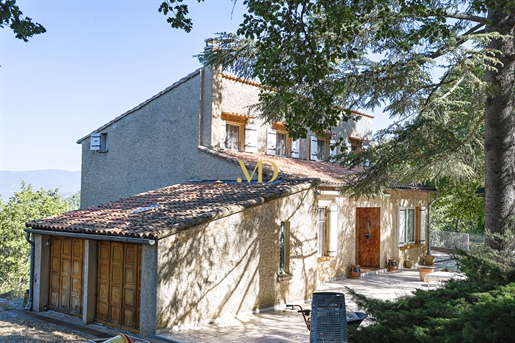 Eigendom in Bonnieux met 4,5 hectare grond en een panoramisch uitzicht op de Mont Ventoux