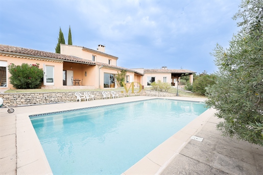 Provencal villa with swimming pool a stone's throw from the village with panoramic views