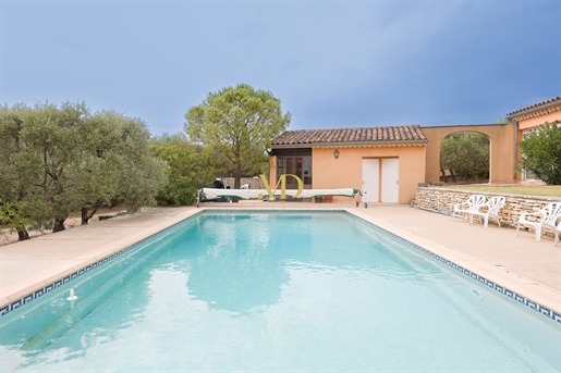 Provençaalse villa met zwembad op steenworp afstand van het dorp met panoramisch uitzicht