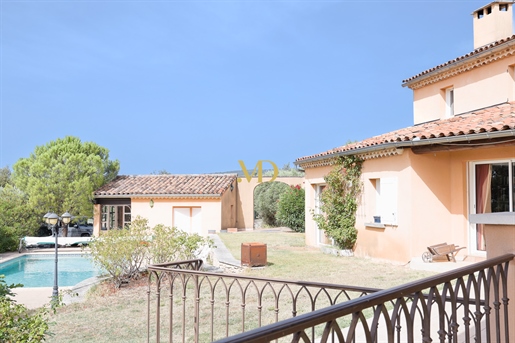 Villa provençale avec piscine à deux pas du village avec vue panoramique