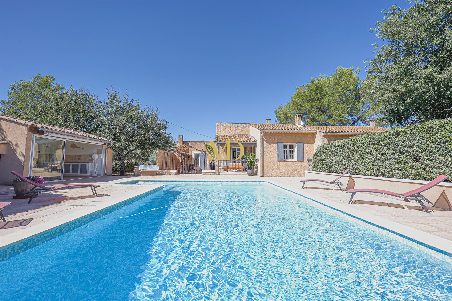 Charming House with Swimming Pool in St Saturnin les Apt