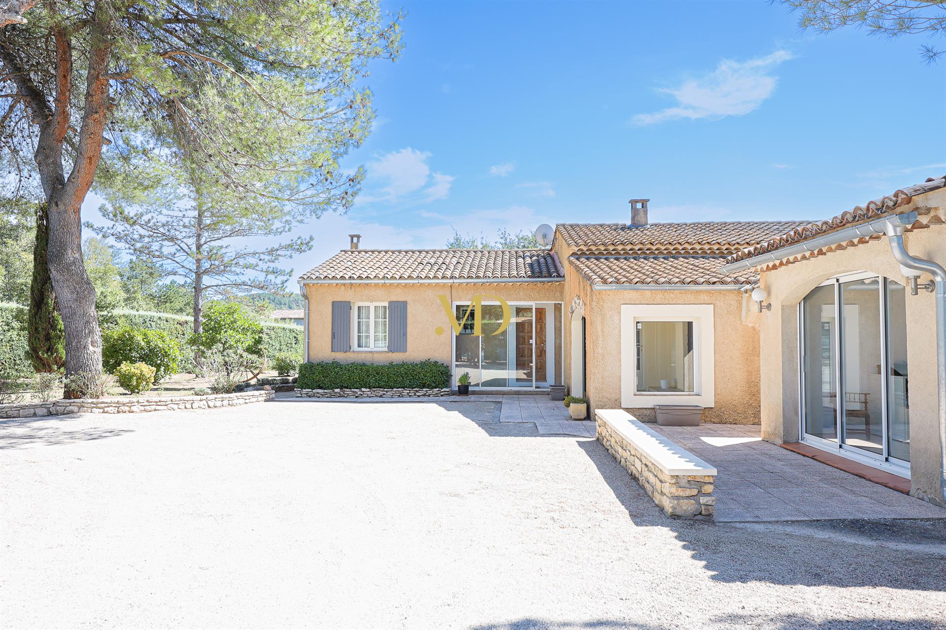 Charming House with Swimming Pool in St Saturnin les Apt