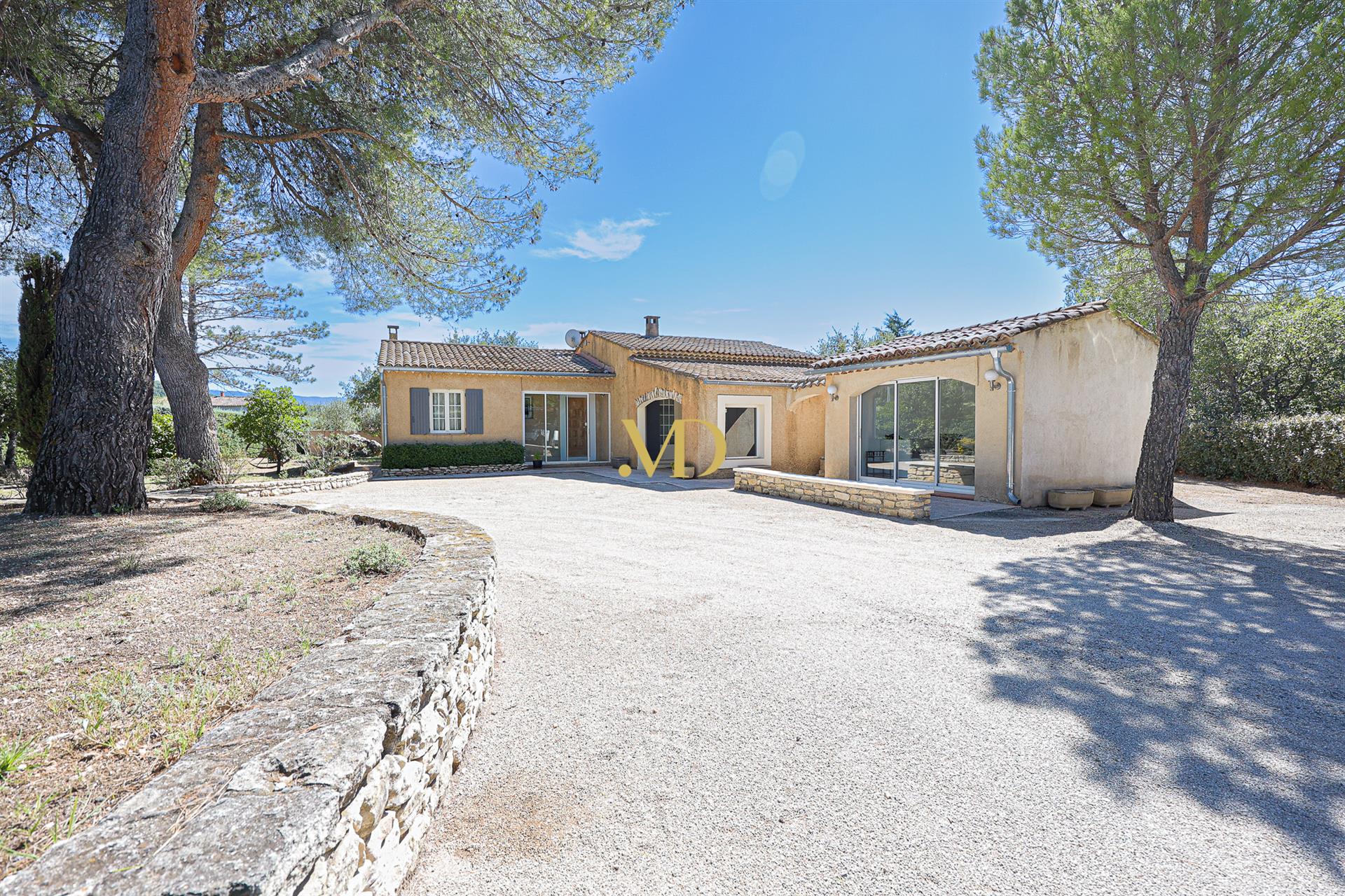 Charming House with Swimming Pool in St Saturnin les Apt