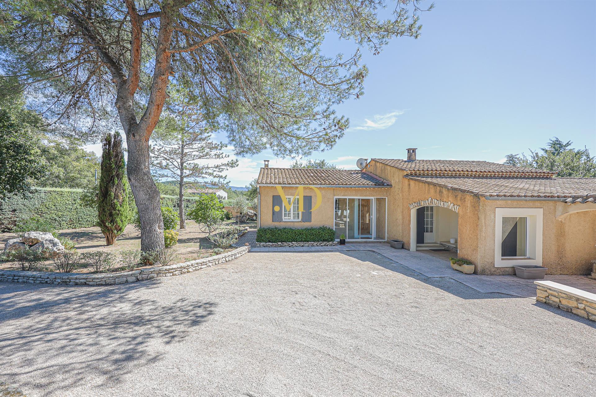 Charming House with Swimming Pool in St Saturnin les Apt