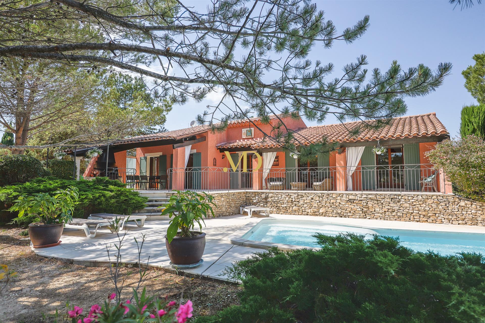 Villa with 3 bedrooms and studio & swimming pool near Saint Saturnin lès Apt