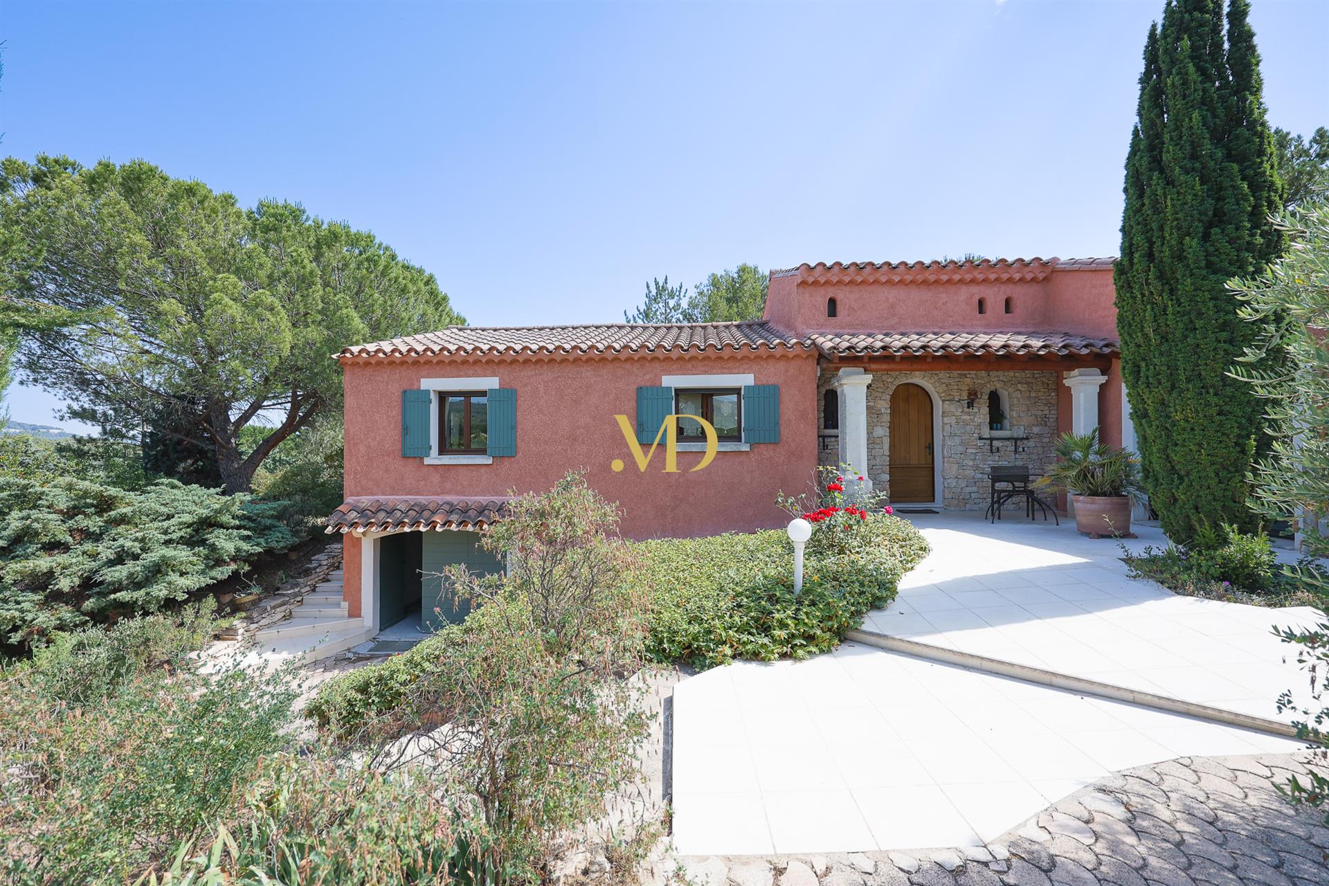 Villa with 3 bedrooms and studio & swimming pool near Saint Saturnin lès Apt