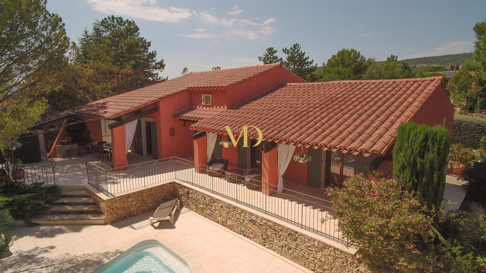 Villa with 3 bedrooms and studio & swimming pool near Saint Saturnin lès Apt