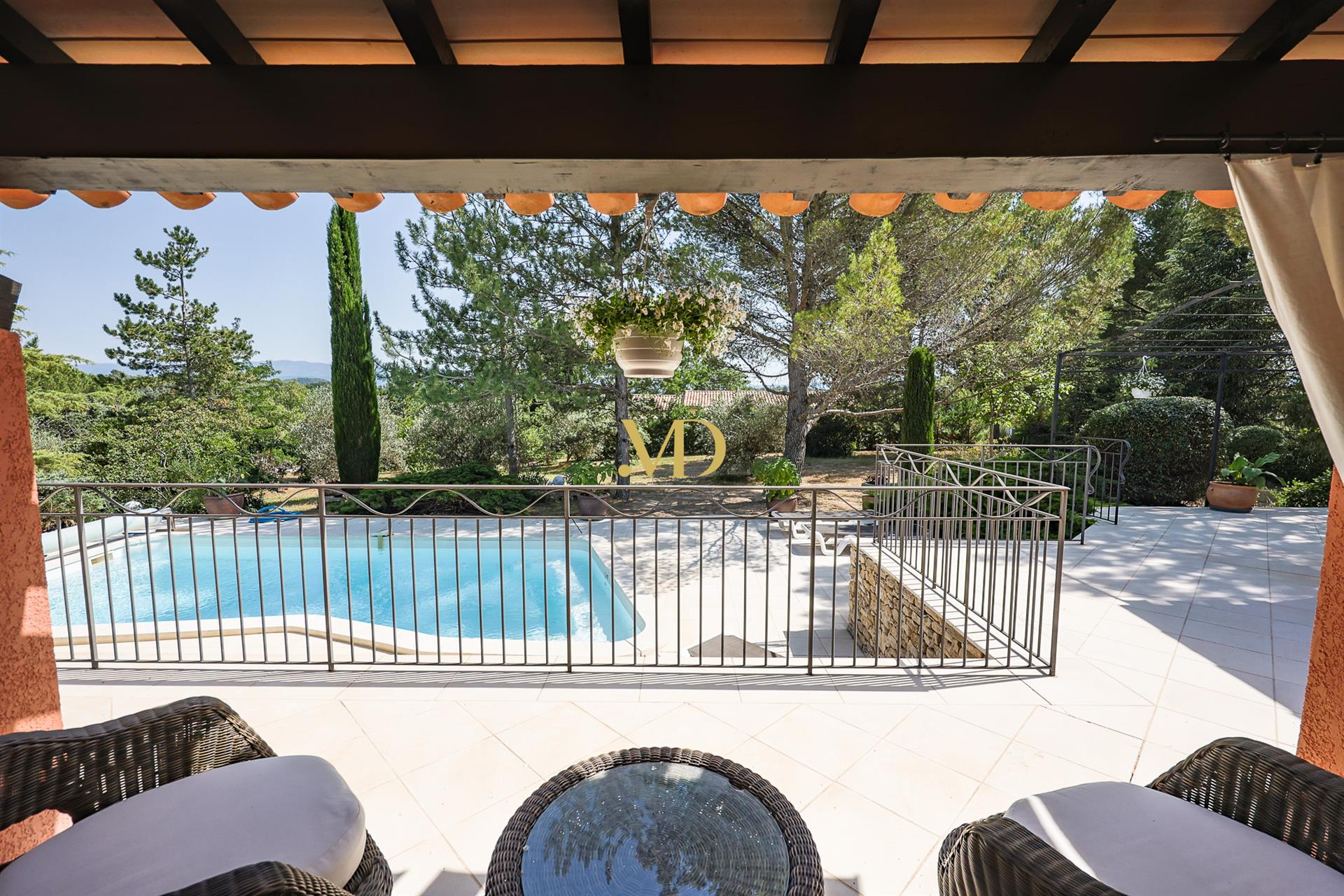 Villa with 3 bedrooms and studio & swimming pool near Saint Saturnin lès Apt