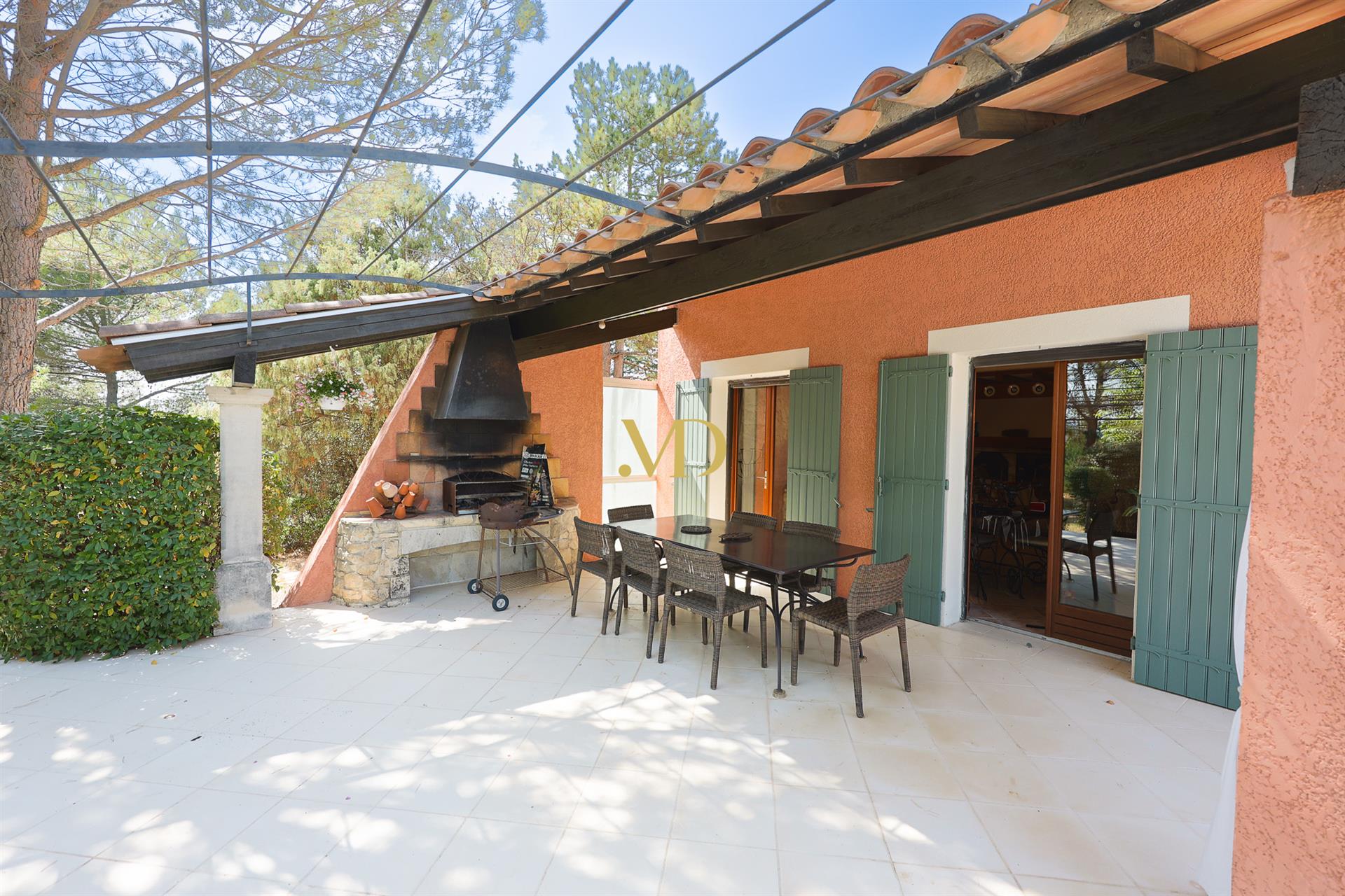 Villa with 3 bedrooms and studio & swimming pool near Saint Saturnin lès Apt