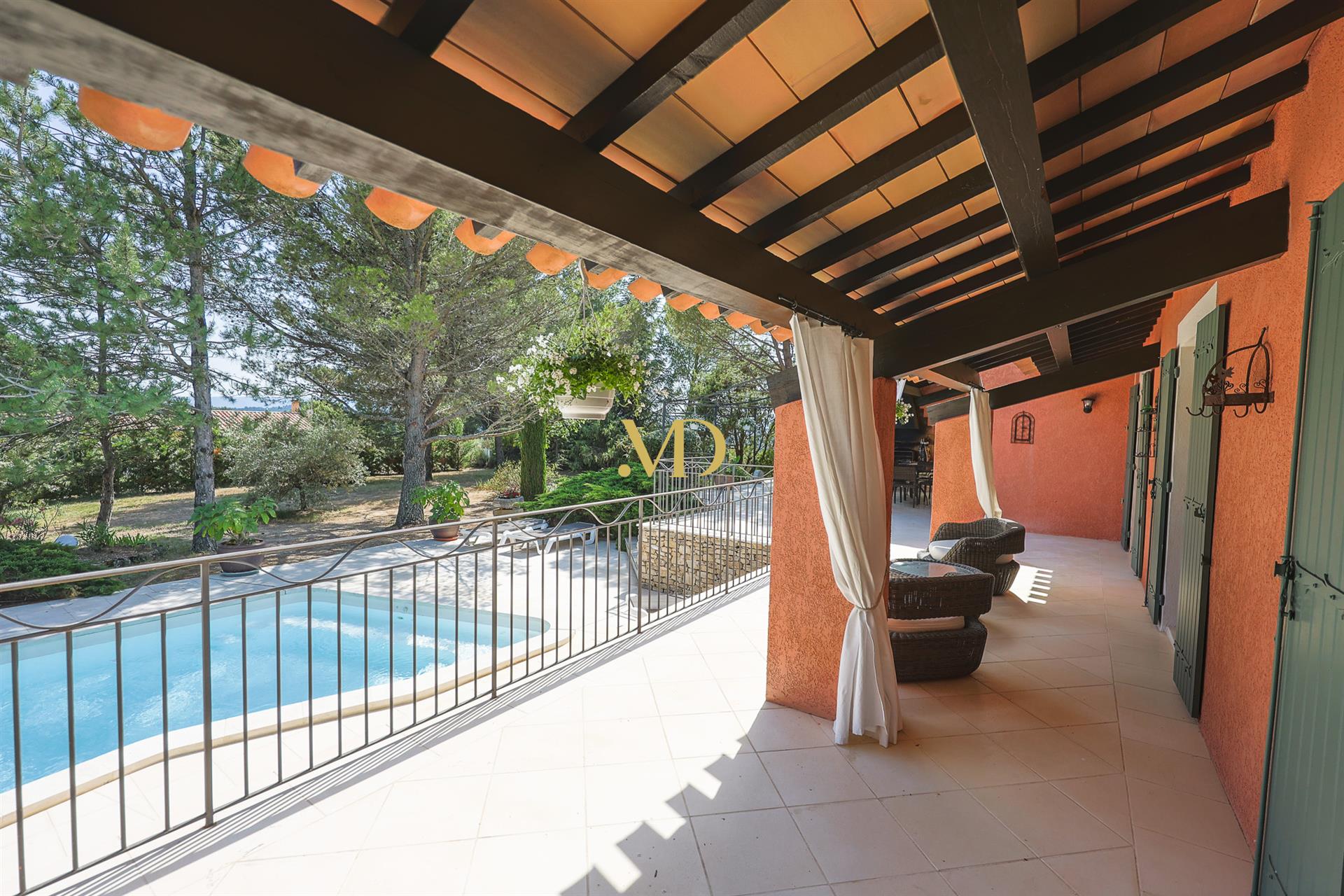 Villa with 3 bedrooms and studio & swimming pool near Saint Saturnin lès Apt