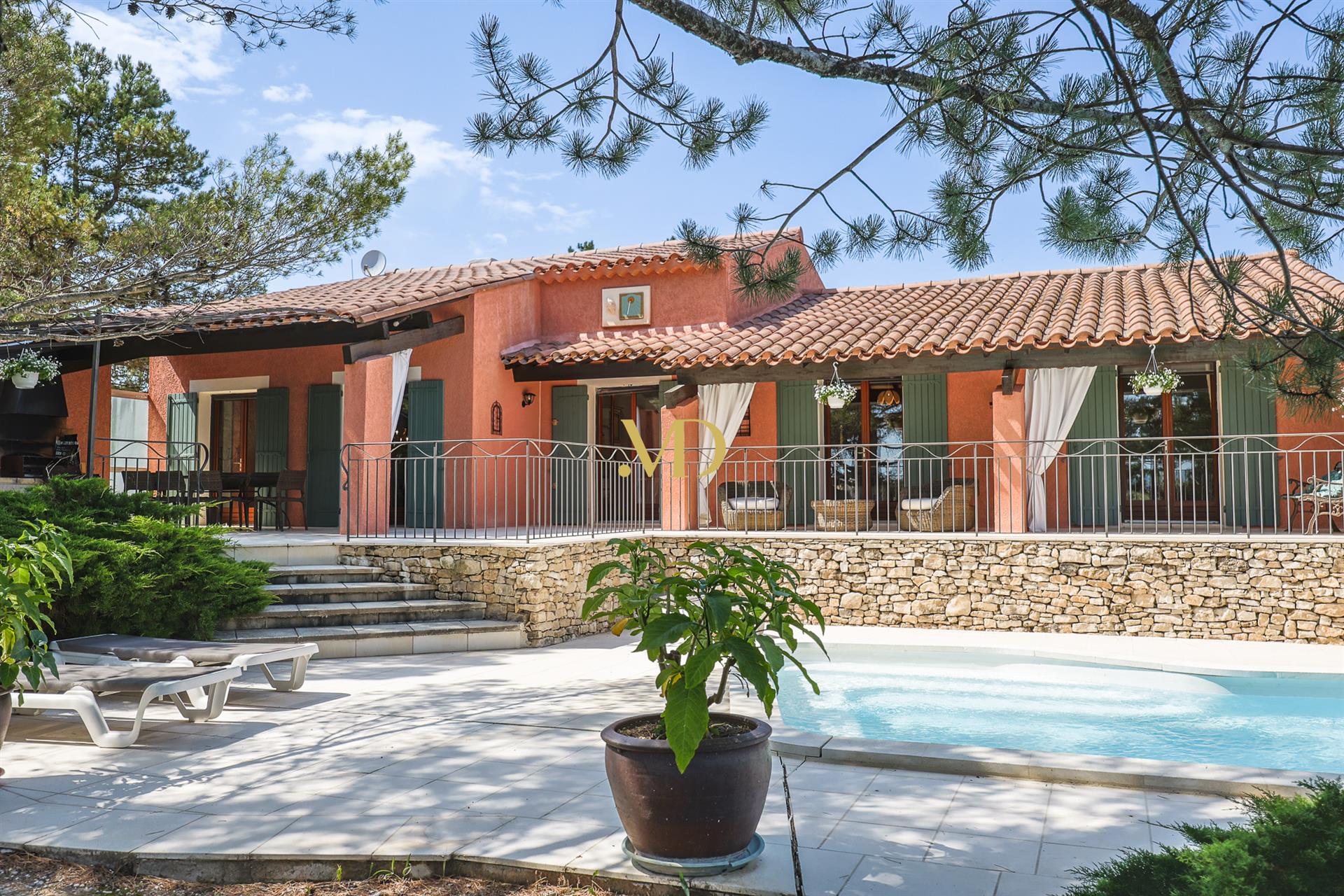 Villa with 3 bedrooms and studio & swimming pool near Saint Saturnin lès Apt
