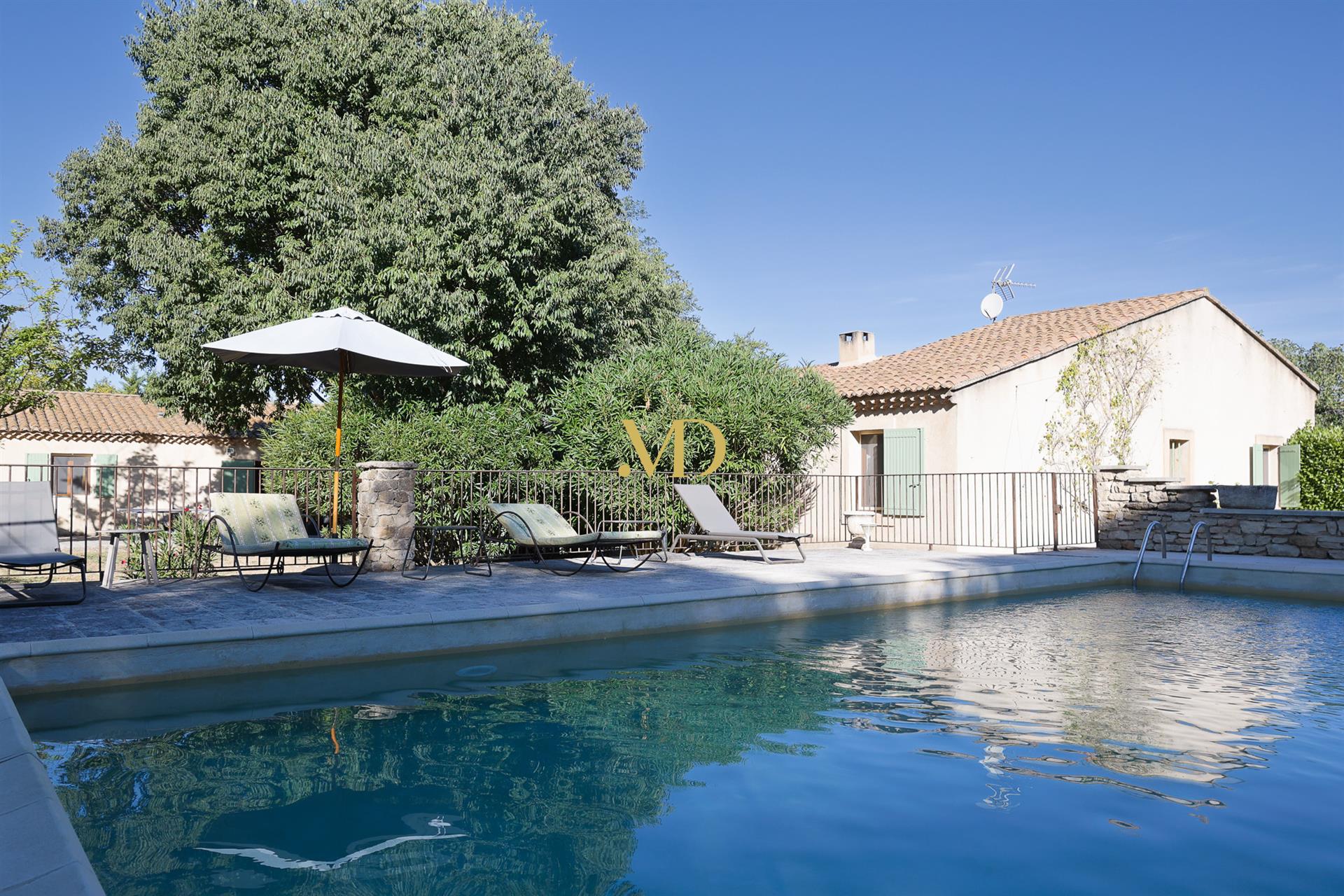 Propriété à Oppede avec piscine, dépendance et 3ha. De terrain