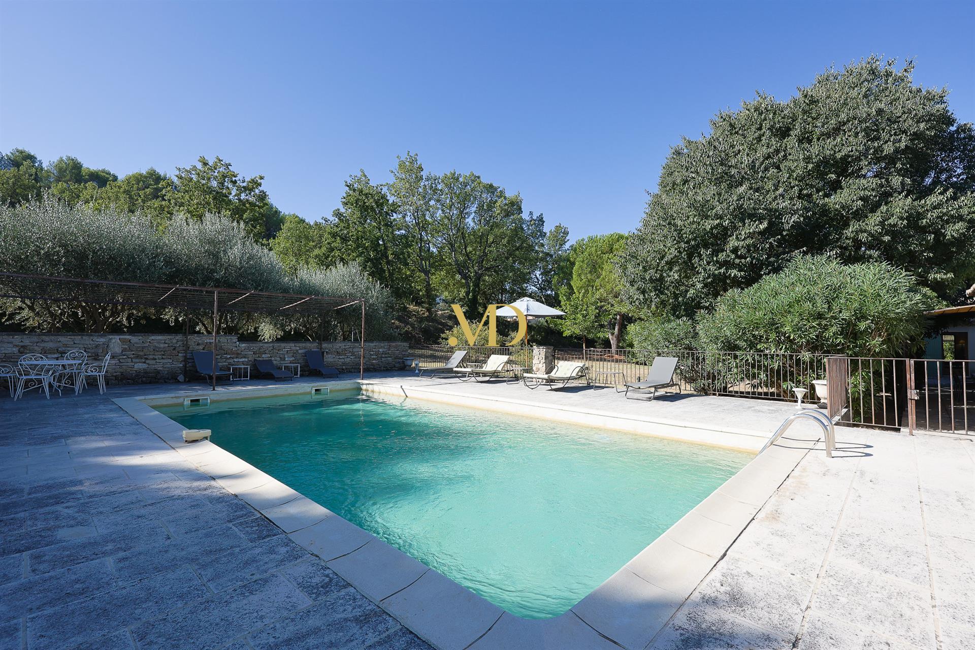 Propriété à Oppede avec piscine, dépendance et 3ha. De terrain