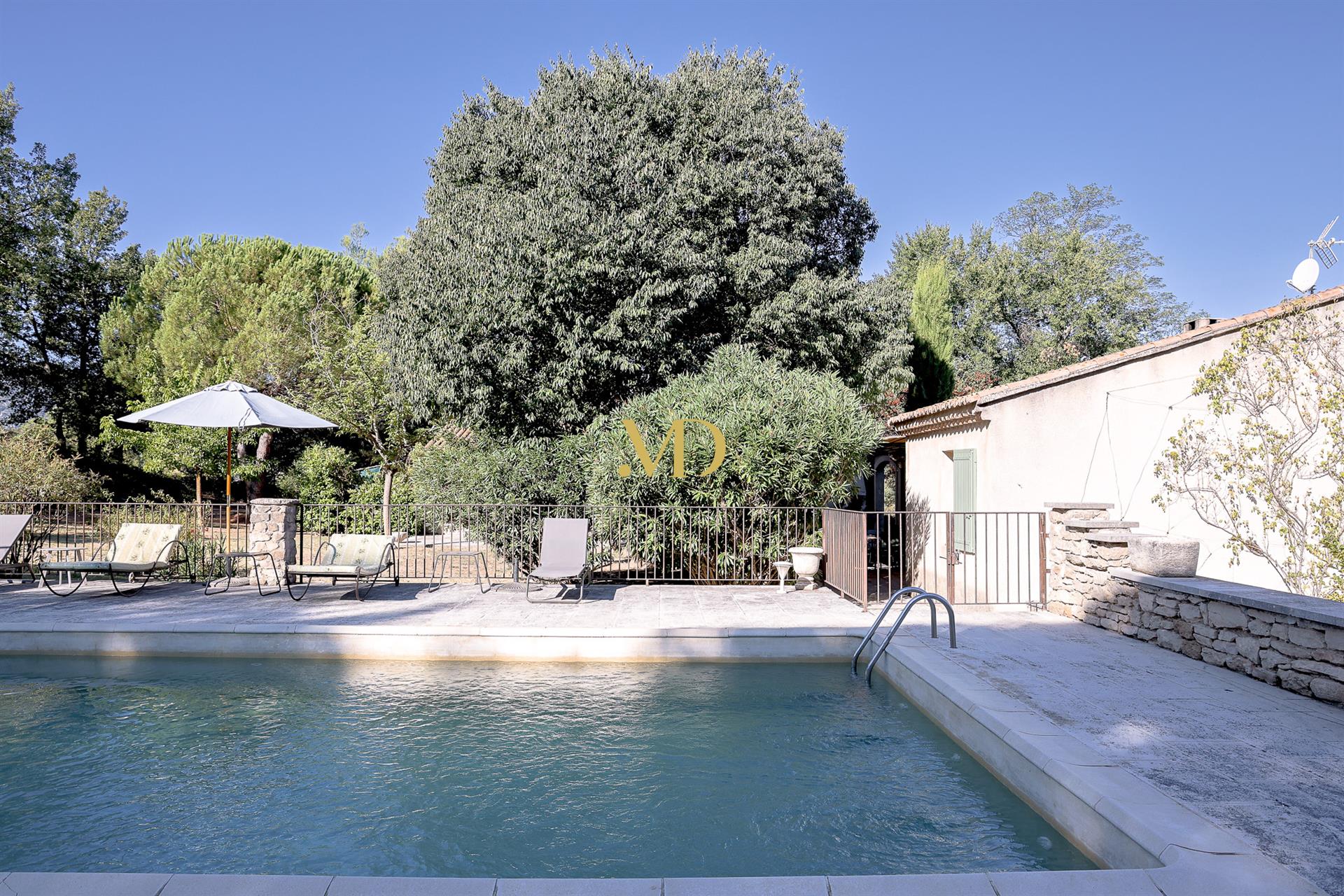 Propriété à Oppede avec piscine, dépendance et 3ha. De terrain