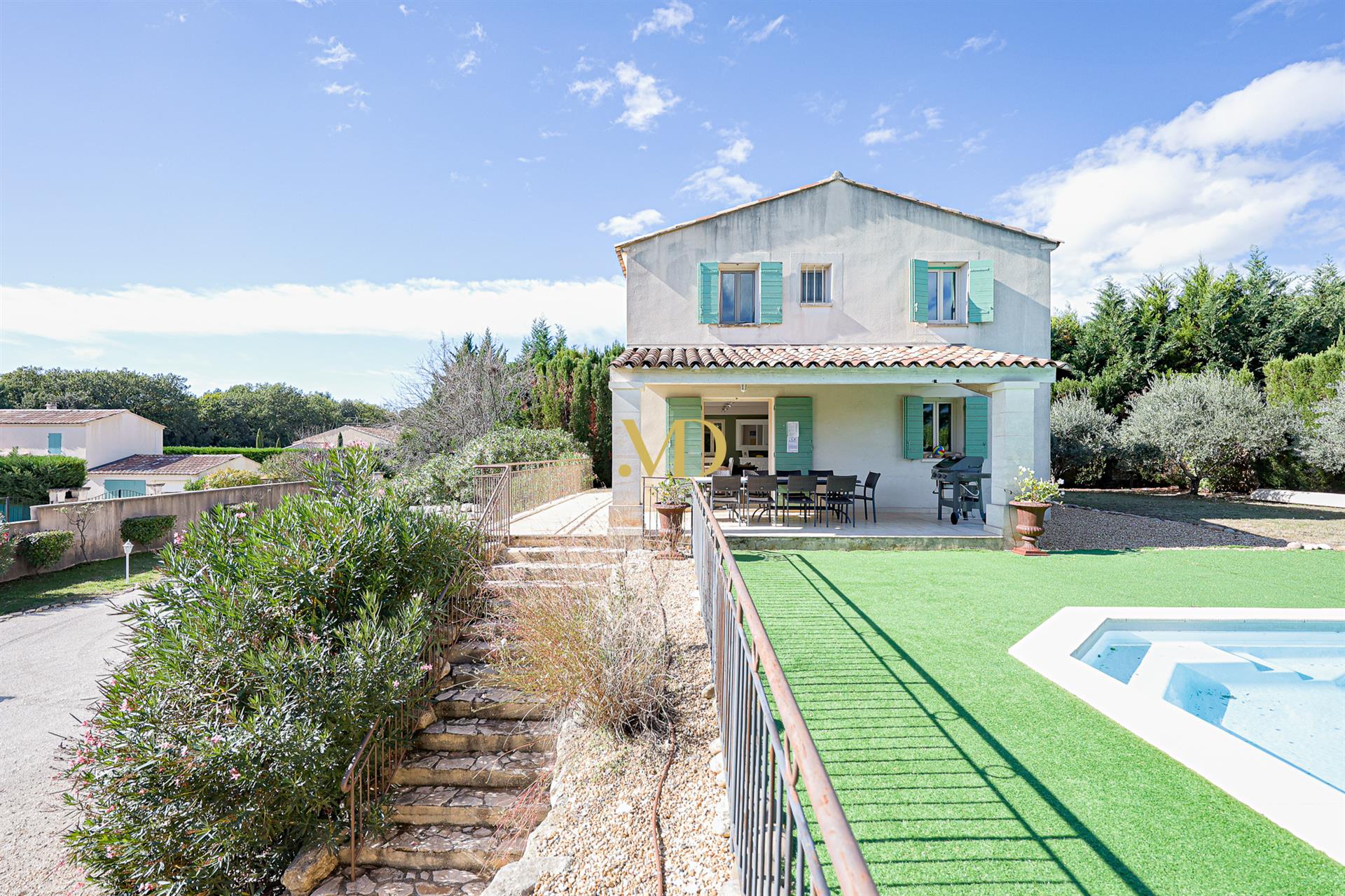 House near the village of Saint Saturnin lès Apt with swimming pool and garden