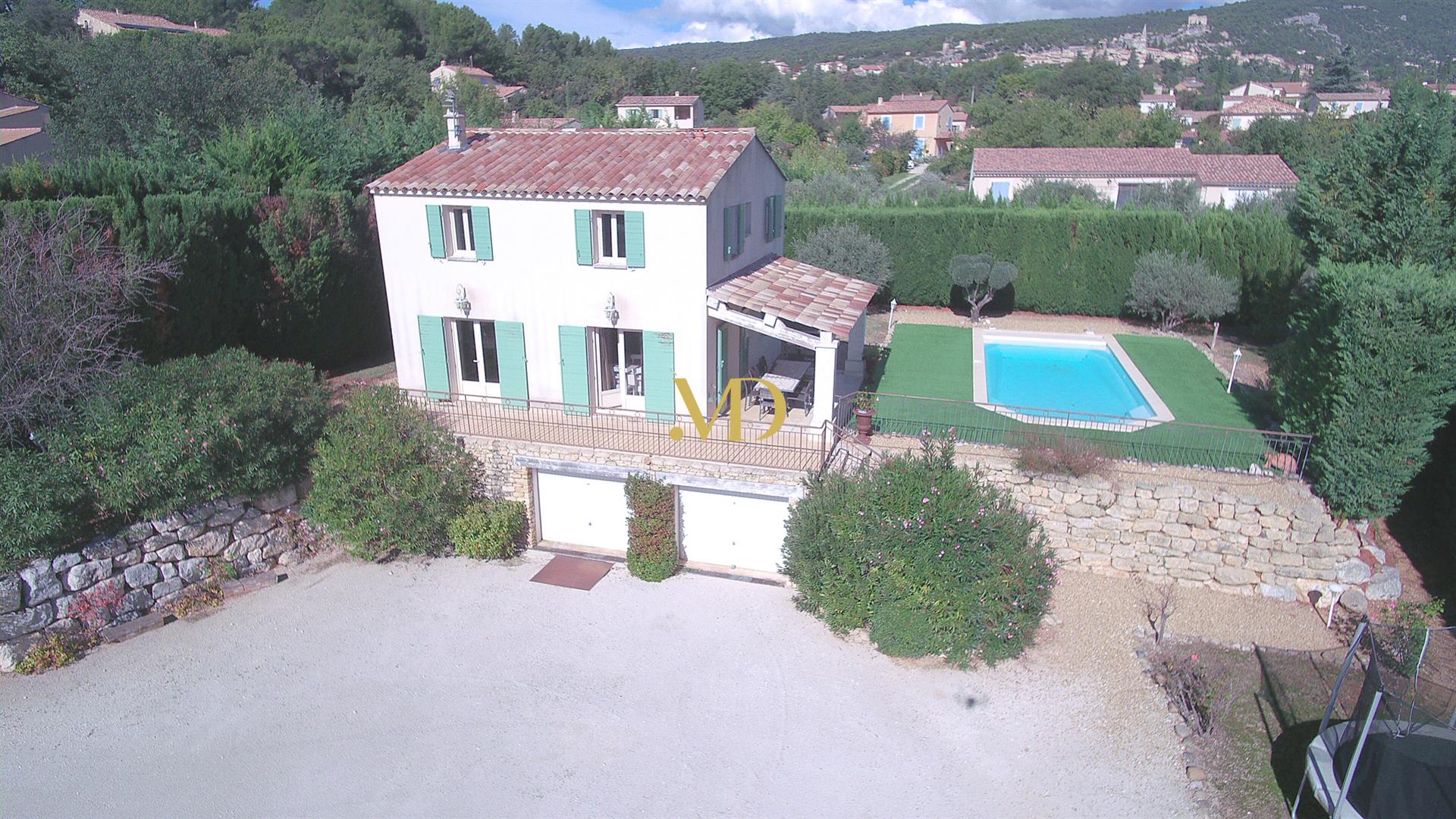 House near the village of Saint Saturnin lès Apt with swimming pool and garden