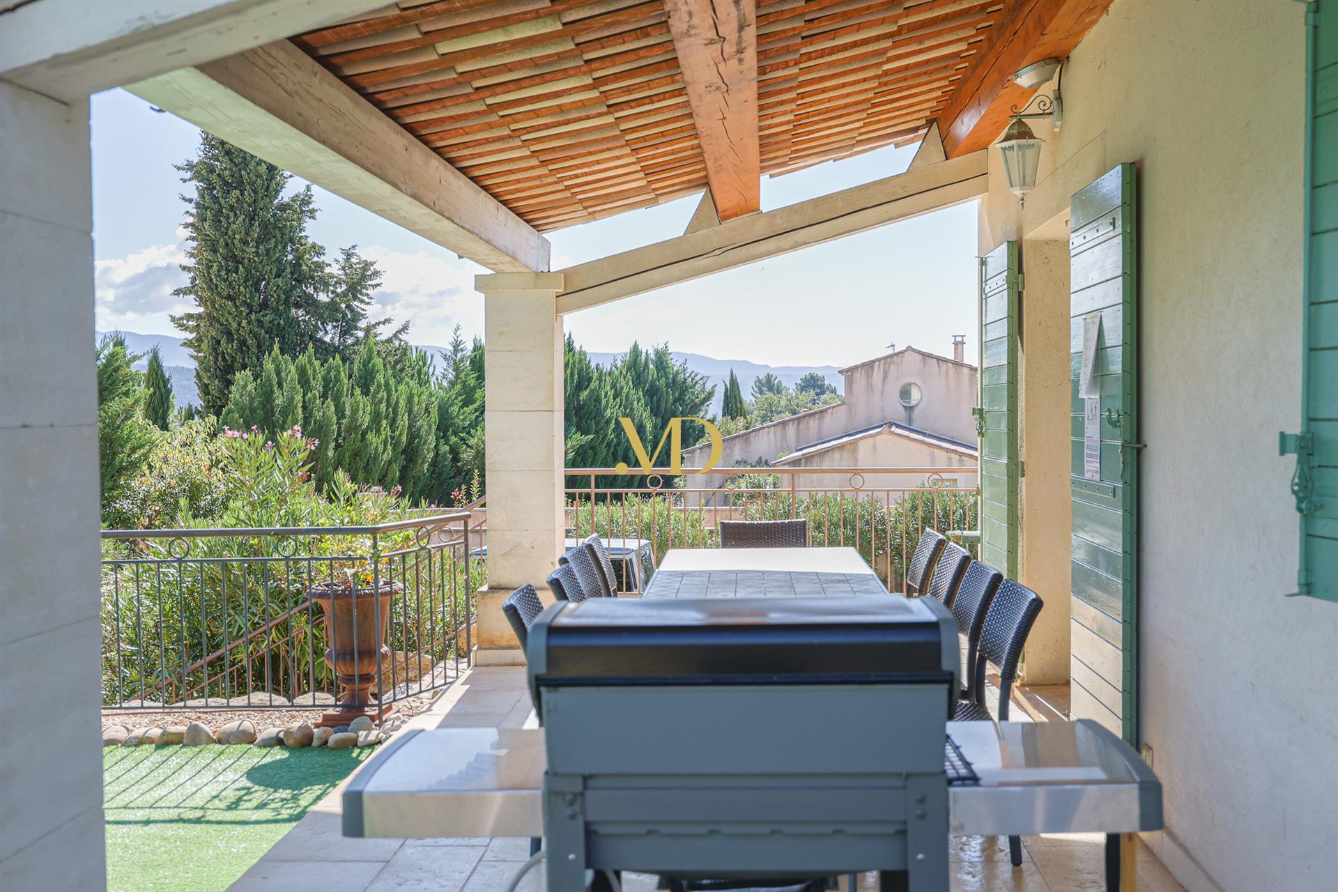 House near the village of Saint Saturnin lès Apt with swimming pool and garden