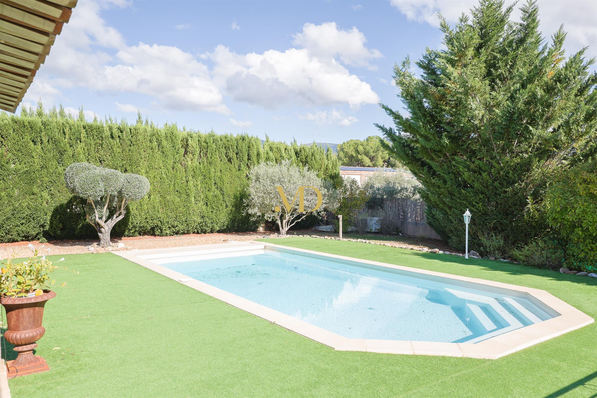 House near the village of Saint Saturnin lès Apt with swimming pool and garden