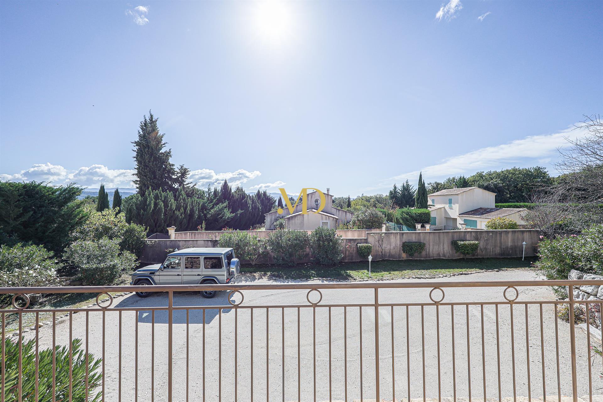 House near the village of Saint Saturnin lès Apt with swimming pool and garden