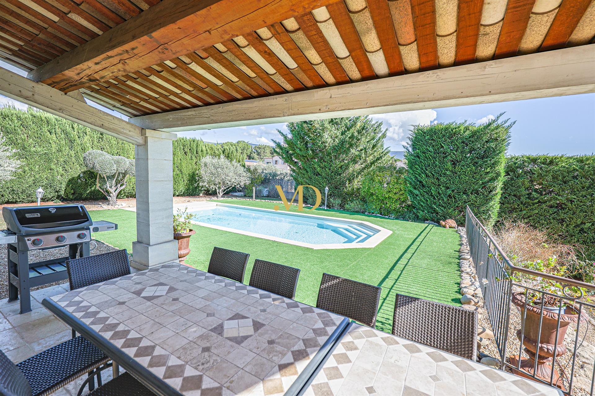House near the village of Saint Saturnin lès Apt with swimming pool and garden