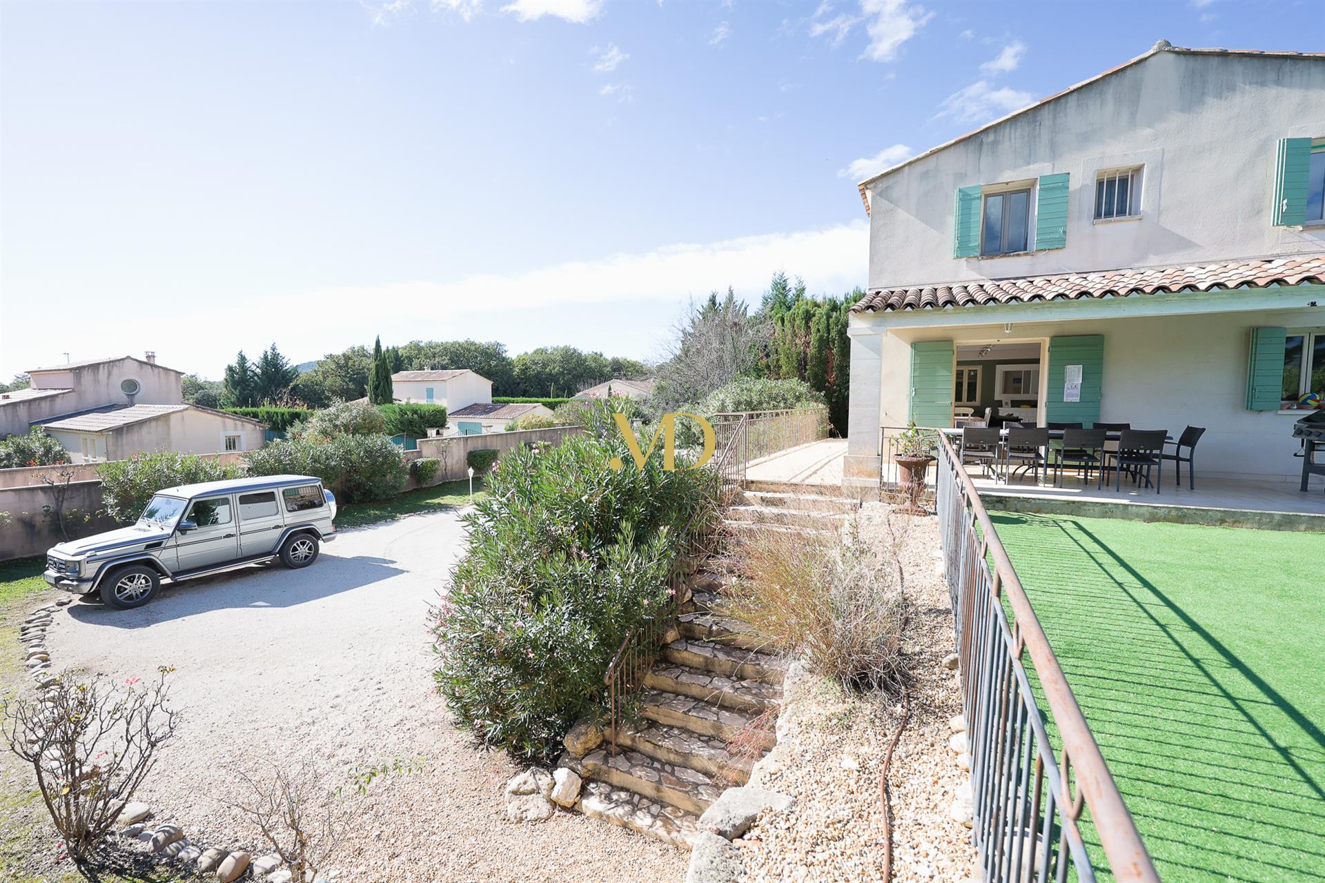 House near the village of Saint Saturnin lès Apt with swimming pool and garden