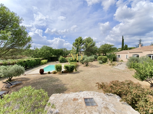 Villa with enormous potential a few steps from the village of Saint Saturnin Les Apt