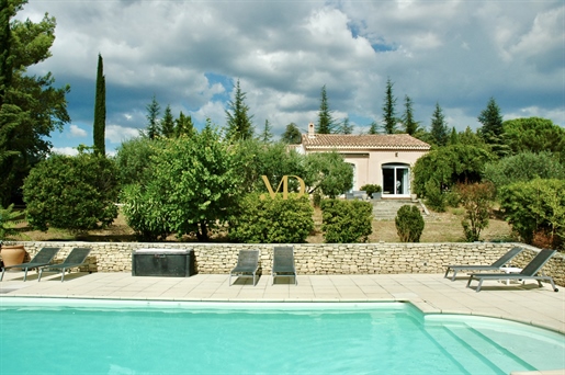 Villa avec un énorme potentiel à quelques pas du village de Saint Saturnin Les Apt