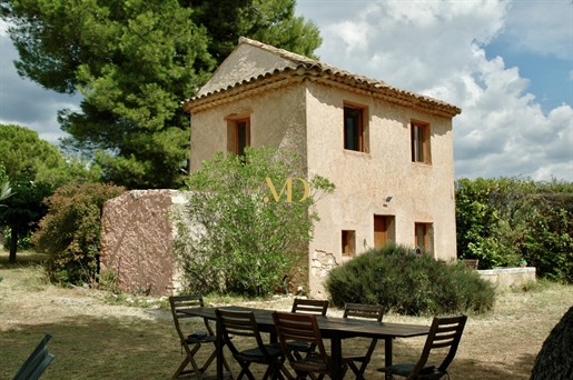 Villa with enormous potential a few steps from the village of Saint Saturnin Les Apt