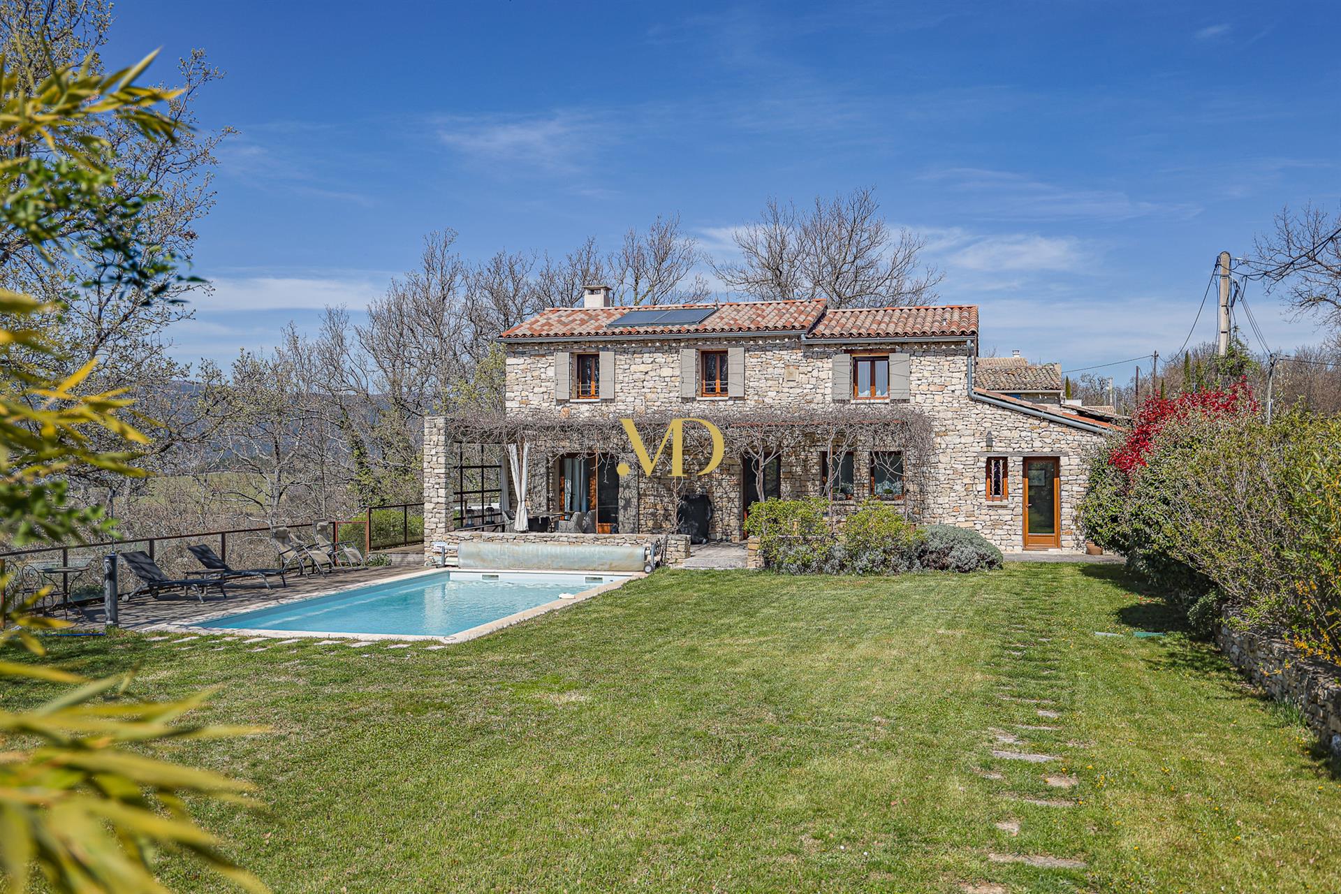 A haven of peace with breathtaking views in Caseneuve