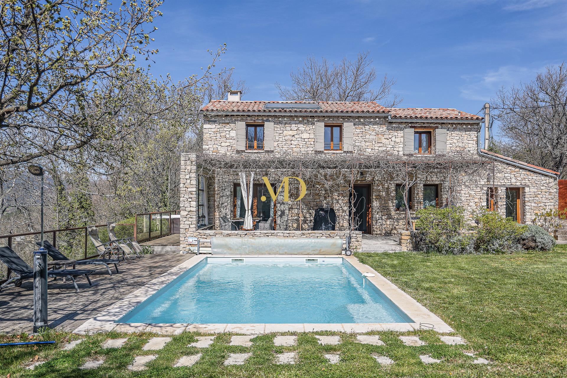A haven of peace with breathtaking views in Caseneuve