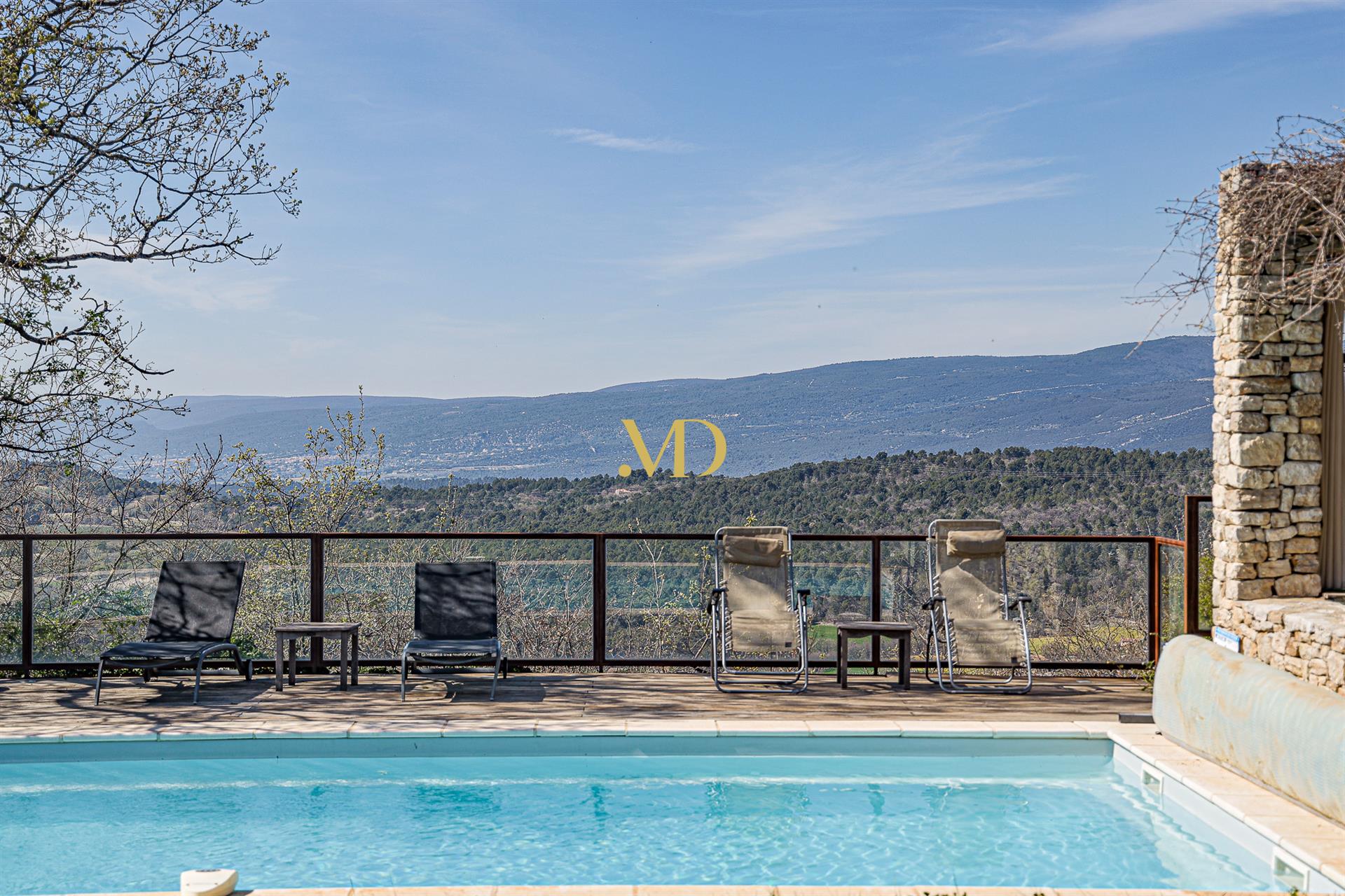 A haven of peace with breathtaking views in Caseneuve