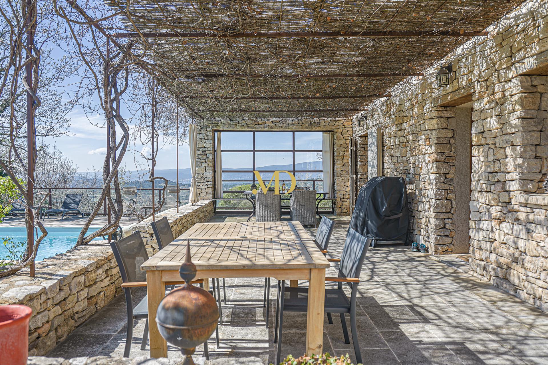 A haven of peace with breathtaking views in Caseneuve