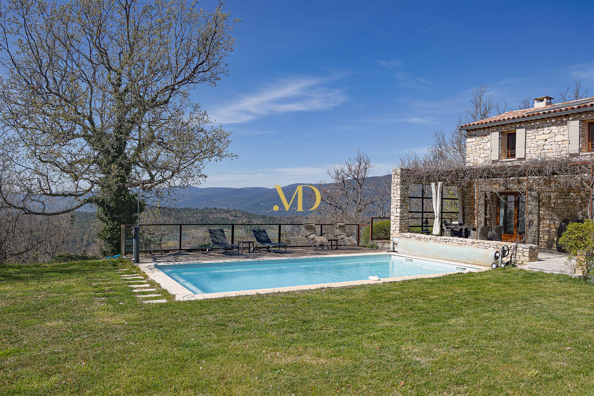 A haven of peace with breathtaking views in Caseneuve