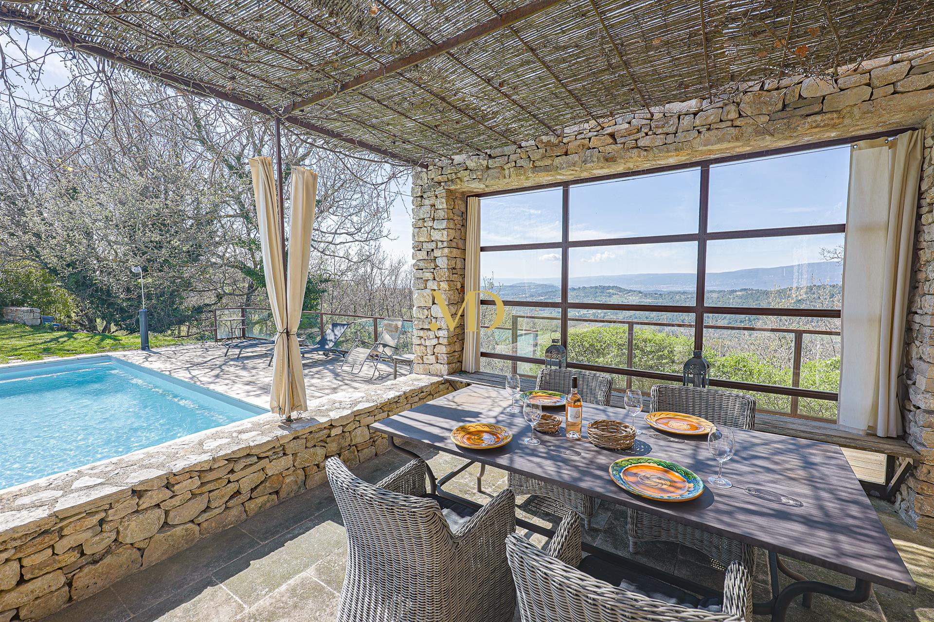 A haven of peace with breathtaking views in Caseneuve