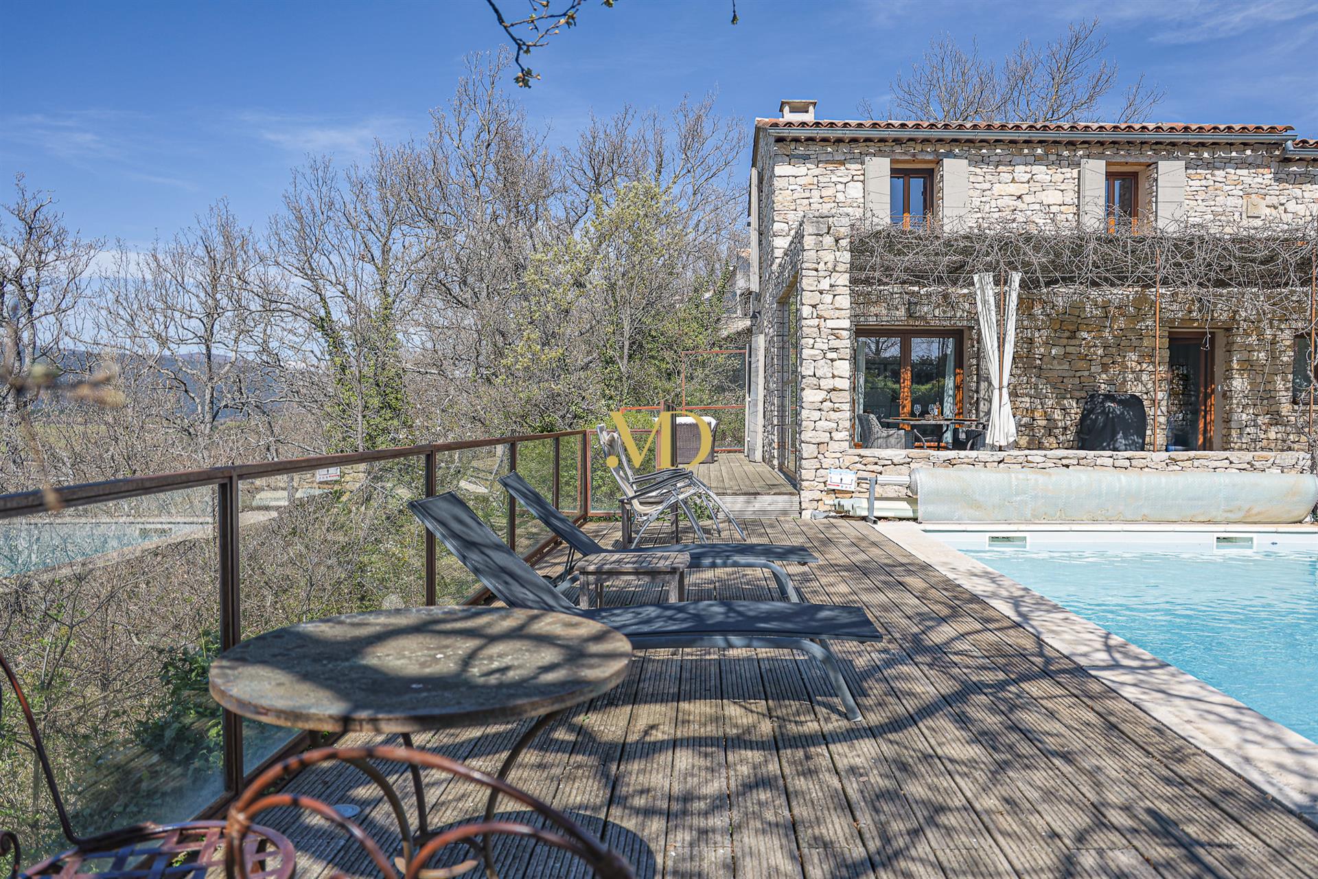 A haven of peace with breathtaking views in Caseneuve